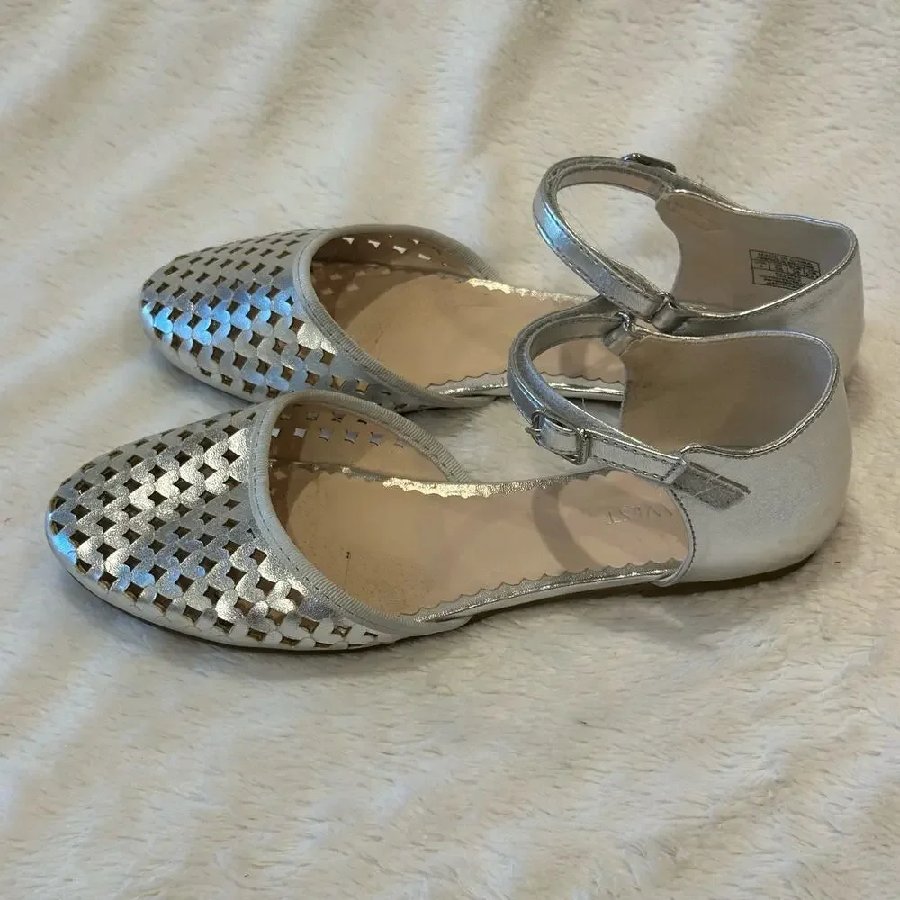 Nine West SIlver Flats sz 4 Girls